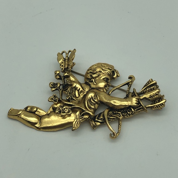 Kirks Folly in an Antique Gold Tone with C-Clasp. - Picture 1 of 3